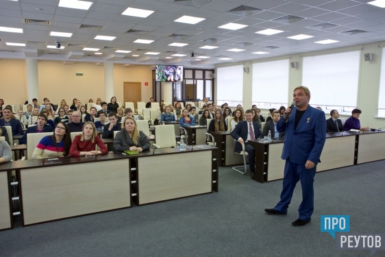 Максим Сураев рассказал студентам Реутова о встрече с НЛО. Герой России поделился историями из космоса и ответил на вопросы ребят. ПроРеутов