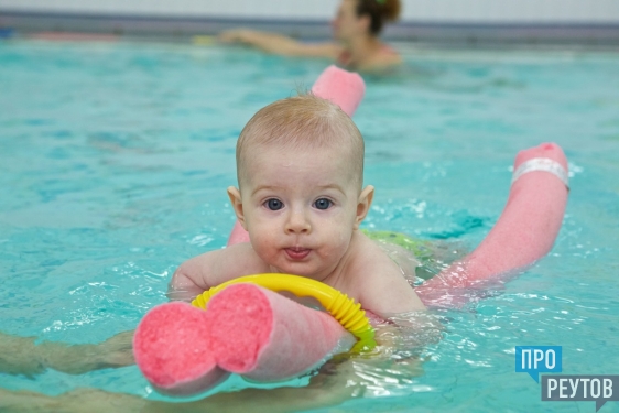 Двухмесячных детей учат плавать в Реутове. В бассейне оздоровительного центра «Спорт-Сервис» работает уникальная детская группа по плаванию «Осьминожки». ПроРеутов