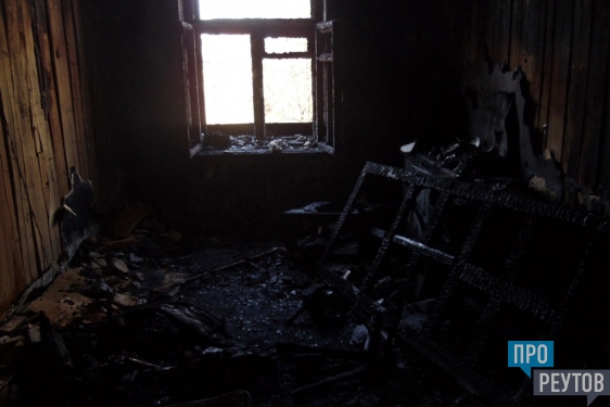 При пожаре в квартире погиб человек. Очагом возгорания стал диван в жилой комнате. ПроРеутов
