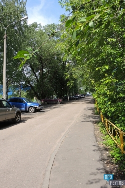Жители одобрили результаты ремонта дворов. У двух домов по улице Советской в Реутове положили новый асфальт и обустроили автостоянку. ПроРеутов