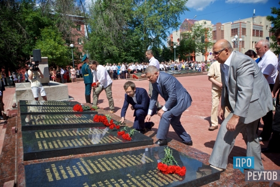 Обновлённый мемориал Славы открылся в Реутове 22 июня. На пяти гранитных плитах у Вечного огня высечены 190 новых имён павших. ПроРеутов