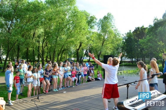 Фестиваль красок холи прошёл на Фабричном пруду в Реутове. В День молодёжи у водоёма играли музыканты и работали творческие мастерские. ПроРеутов