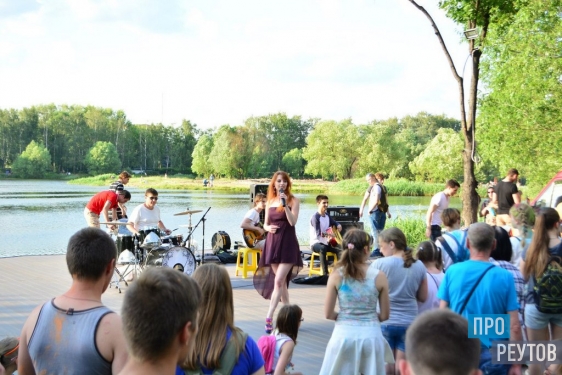Фестиваль красок холи прошёл на Фабричном пруду в Реутове. В День молодёжи у водоёма играли музыканты и работали творческие мастерские. ПроРеутов