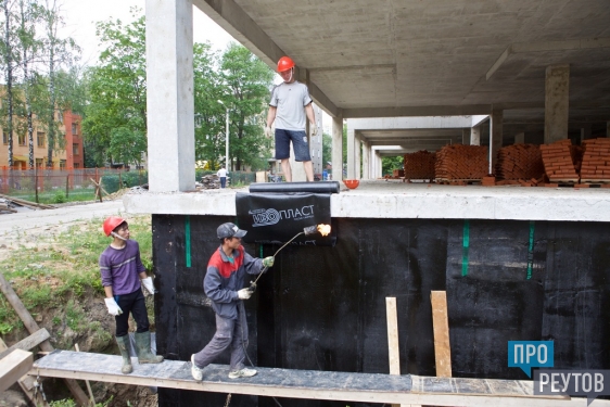 Строители детского сада в Реутове приступили к гидроизоляции кровли. После завершения строительства три здания объединят в один образовательный комплекс. ПроРеутов