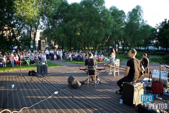 Гаяна Захарова покорила реутовчан джазом у воды. Бесплатный концерт в парке «Фабричный пруд» собрал сотни слушателей. ПроРеутов