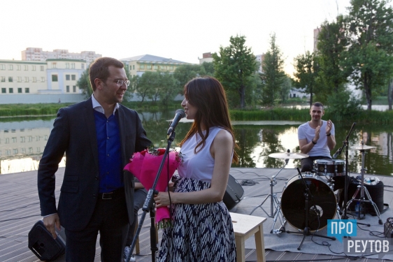 Гаяна Захарова покорила реутовчан джазом у воды. Бесплатный концерт в парке «Фабричный пруд» собрал сотни слушателей. ПроРеутов
