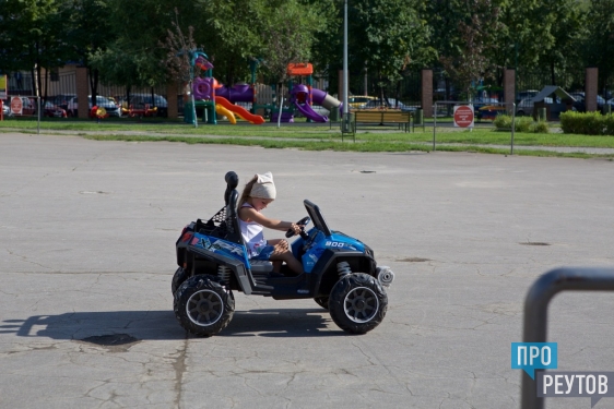 В городском парке Реутова построят детский автогородок и современную сцену. Планируется установка уличной мебели, ремонт дорожек и замена системы освещения. ПроРеутов