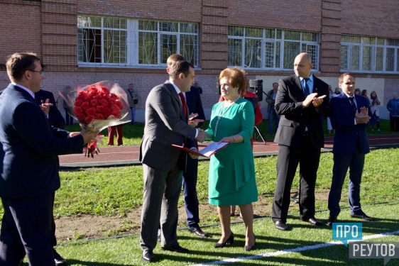 Реутовская школа получила стадион в подарок. 1 сентября 2016 года школе №6 исполнилось 65 лет. ПроРеутов