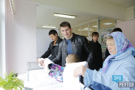 Телеведущий Тимур Кизяков проголосовал в Реутове. Вместе с ним впервые пришла на выборы старшая дочь Елена. ПроРеутов