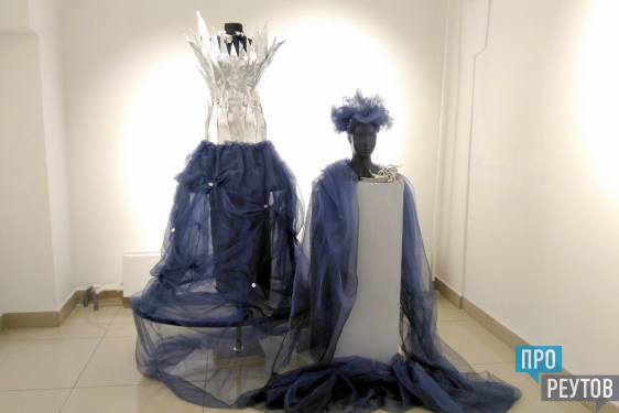 «Реутовская палитра» расширила экспозицию. В ежегодной художественной выставке впервые участвуют дизайнеры одежды. ПроРеутов