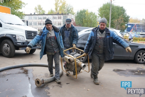 Подвал дома на Садовой очистили от фекальных стоков. Управляющая компания устранит последствия аварии системы канализации в течение недели. ПроРеутов