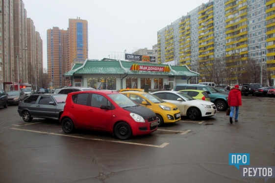 Припарковаться около метро «Новокосино» стало сложнее. В связи с подорожанием парковки в Москве число гостевых автомобилей в Реутове может увеличиться. ПроРеутов
