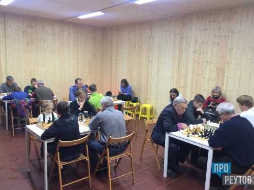 Открытый турнир в Центральном парке завершил Неделю шахмат в Реутове. За игрой встретились 18 шахматистов в возрасте от 7 до 80 лет. ПроРеутов