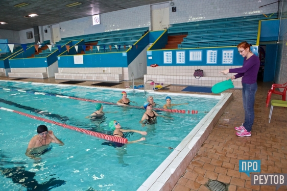 Реутовские параспортсмены и пожилые люди бесплатно позанимались в бассейне. Еженедельные занятия по плаванию в «Спорт-секрвисе» — часть программы спортивно-оздоровительных мероприятий социальной направленности. ПроРеутов