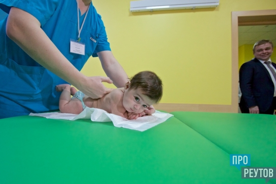 Депутат Госдумы осмотрел реутовский центр здоровья для детей. Ежедневно его посещают более двухсот маленьких пациентов. ПроРеутов