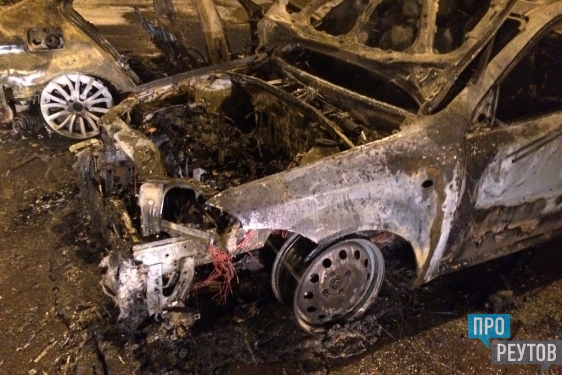 Неизвестный пироман сжёг два автомобиля на Юбилейном. Огонь уничтожил BMW и Chevrolet Lacetti. ПроРеутов