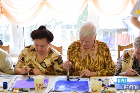 Реутовские волонтёры научили бабушек креативному рисованию. Занятие с подопечными межмуниципального центра соцобслуживания населения провела Татьяна Носатенко. ПроРеутов