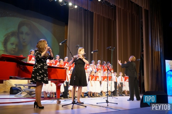 Реутовская музыкальная хоровая школа «Радуга» отметила 45-летие. Более 250 воспитанников «Радуги» выступили в большом концерте в ДК «Мир». ПроРеутов