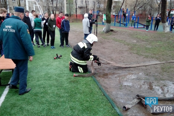 Реутовские старшеклассники прошли испытания «Школы безопасности». Школьный стадион на один день превратился в пожарную академию. ПроРеутов