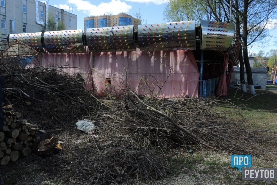 Городок аттракционов в Центральном парке Реутова не готов к летнему сезону. Инспекторы Госадмтехнадзора выявили у арендатора ряд нарушений правил благоустройства. ПроРеутов