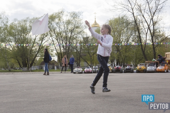 Реутовские дети научились делать и запускать воздушных змеев. Обучающее занятие прошло в мастерской «За сценой» в центральном парке города. ПроРеутов