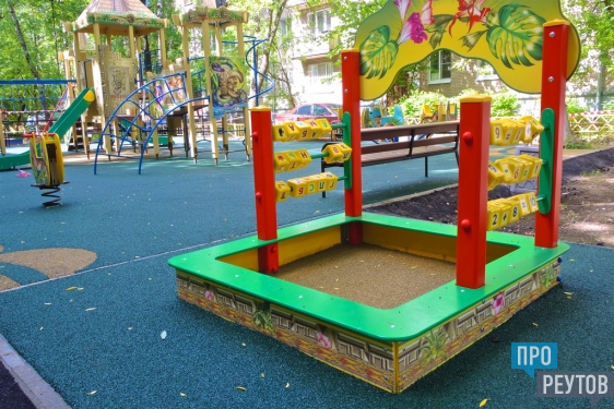 «Мексиканскую» детскую площадку установили в Реутове. Работы выполнены в рамках программы комплексного благоустройства дворовых территорий. ПроРеутов