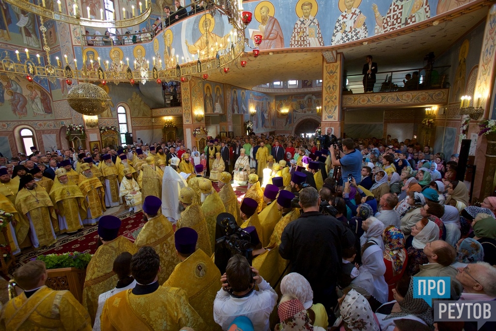 Патриарх в Реутове. Глава РПЦ совершил литургию в Троицком храме и возгласил вечную память павшим на воинском мемориале Славы. ПроРеутов