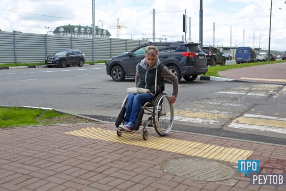 Инвалиды-колясочники проверили безбарьерные переходы в Реутове. Рабочие понизили уровень бордюрного камня и выложили тактильную плитку. ПроРеутов
