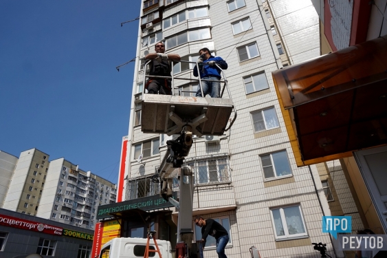 Рейд против незаконной рекламы провели в Реутова. Для демонтажа незаконных конструкций задействовали спецтехнику. ПроРеутов