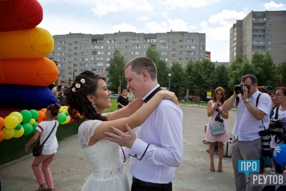 Роза Сябитова отпраздновала День семьи в Реутове. Ведущая телепередачи «Давай поженимся» поздравила ветеранов семейной жизни и восхитилась нашим городом. ПроРеутов
