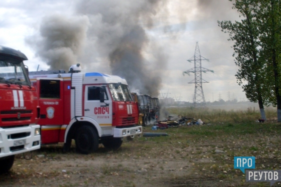 На спецстоянке в Реутове загорелись автобус и фура. Реутовские пожарные справились с огнём за пять минут. ПроРеутов