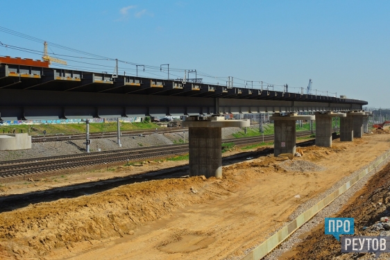 Железнодорожники строят в Реутове деревянную платформу. Сооружение перекроет &laquo;народную тропу&raquo; через пути напротив улицы Комсомольская. ПроРеутов