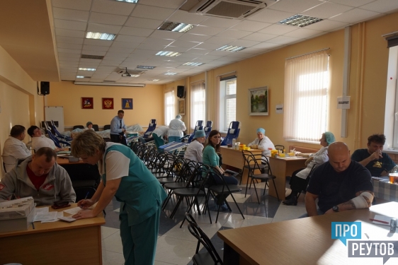 Телеведущий Тимур Кизяков сдал кровь в Реутове. Всего в течение 20 и 21 октября 105 доноров сдали в ЦГКБ 47,2 литра крови. ПроРеутов