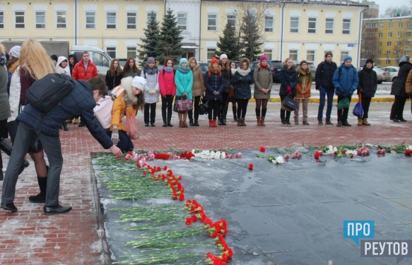 Школьники и ветераны возложили цветы к Вечному огню в Реутове. Ежегодная акция «Память и благодарность» посвящена Московской битве 1941 года. ПроРеутов
