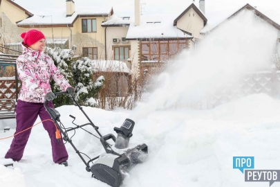 Видео: снегоуборочная техника в Пушкине прихватила легковой автомобиль