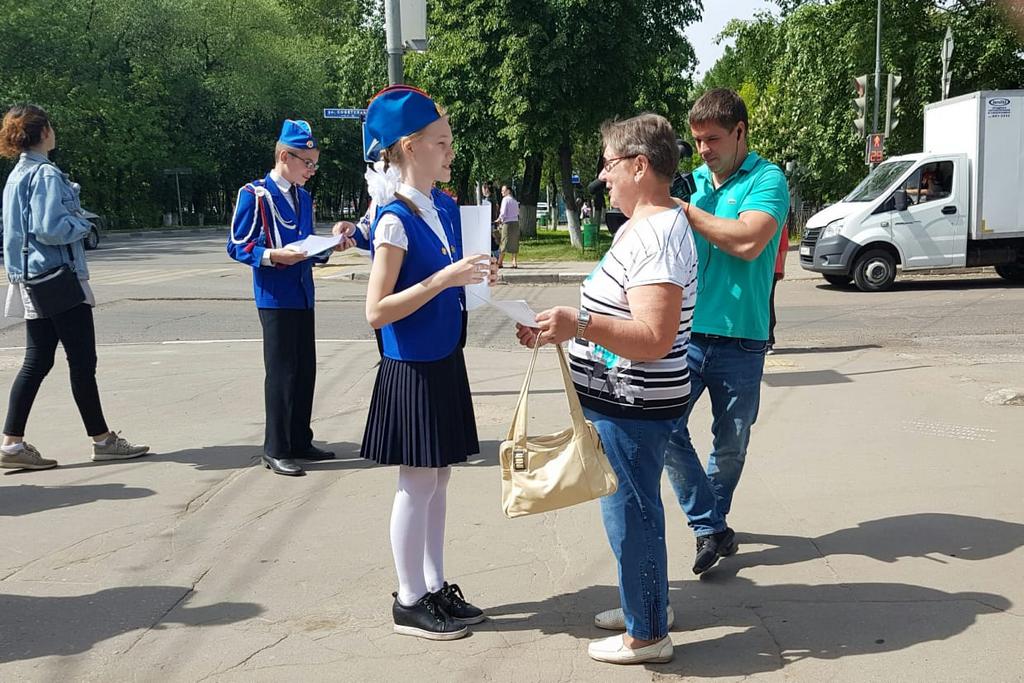 Школьники организовали. Школьники на Оке. В школе на Реутовской улице произошло. Реутов 17 мая детпе 20021 года видео.