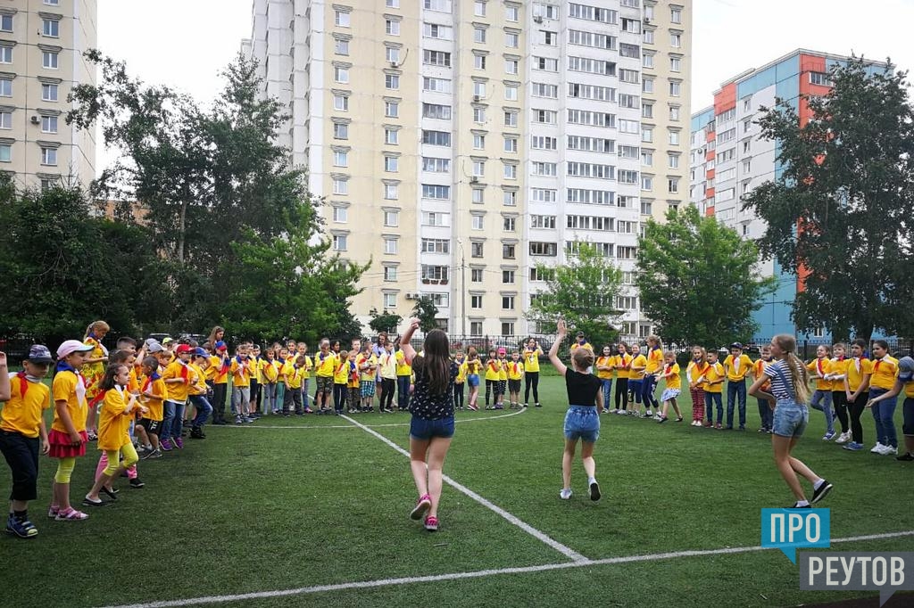 Лагерь Реутово. Большое спортивное поле в Реутово. Поле на 2 школе в Реутове. Дом жёлтый за спорт школы в Реутове.