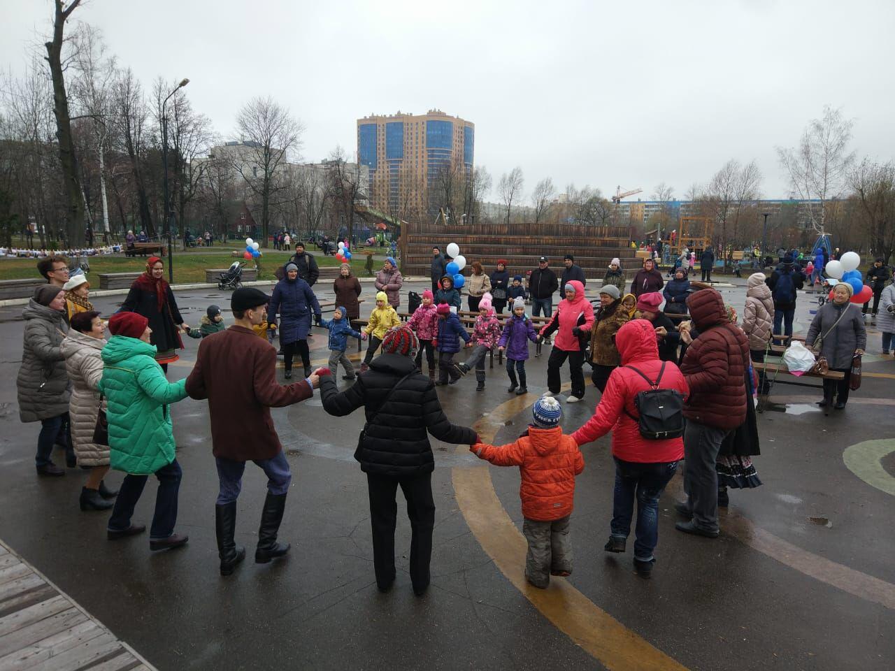 Центральный парк реутов. Реутов парк праздники. Реутовский Центральный парк амфитеатр праздник. 4 Ноября праздник в парках города.