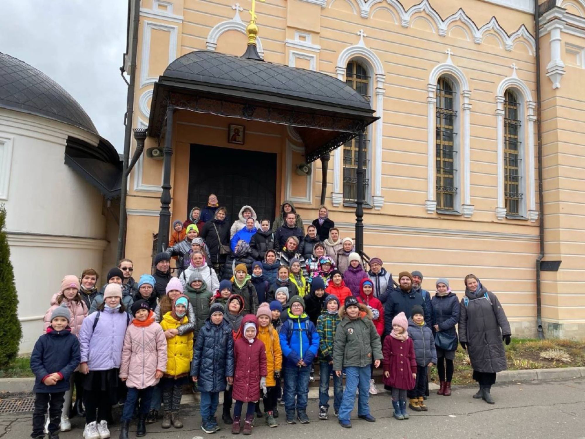 Семья реутовых. Церковь, семья, школа. В храм с семью. Город Реутов Family foto. Ксения Давидова многодетная семья.