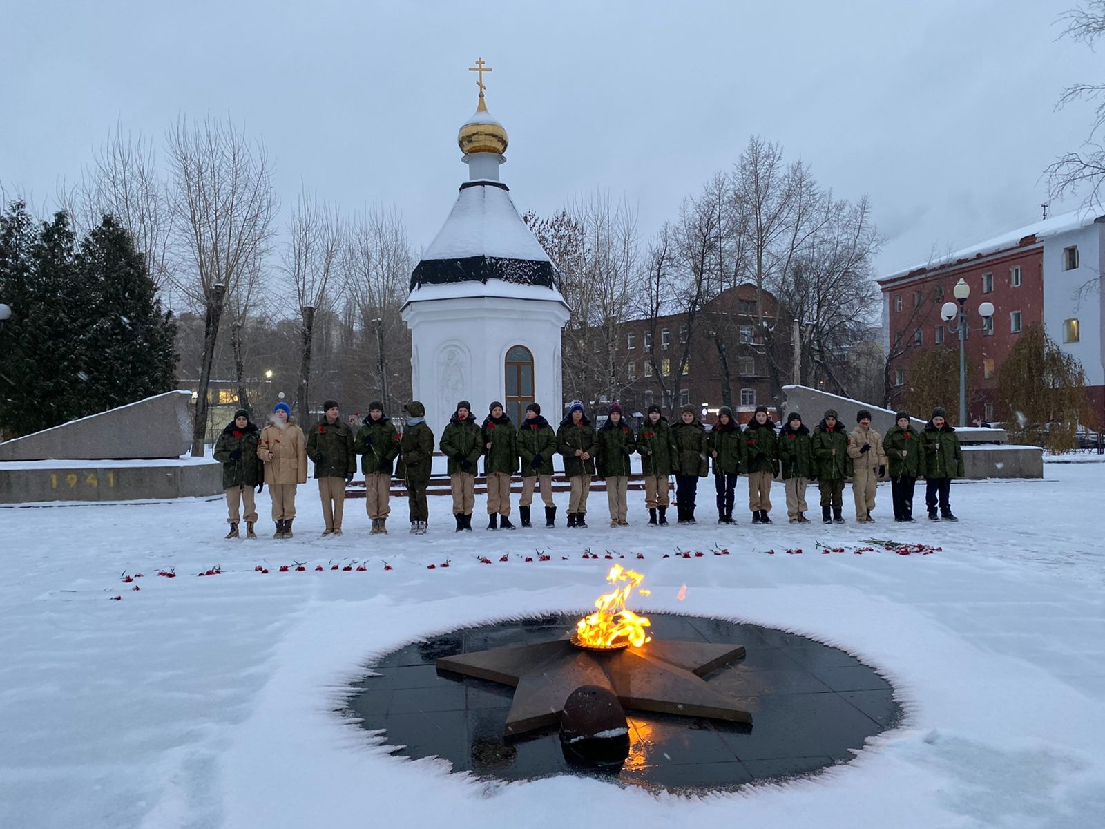 Герой реутова. 3 Декабря день неизвестного солдата. Школа героев Реутов. Реутов елка 2022. День неизвестного солдата 2022 картинки.